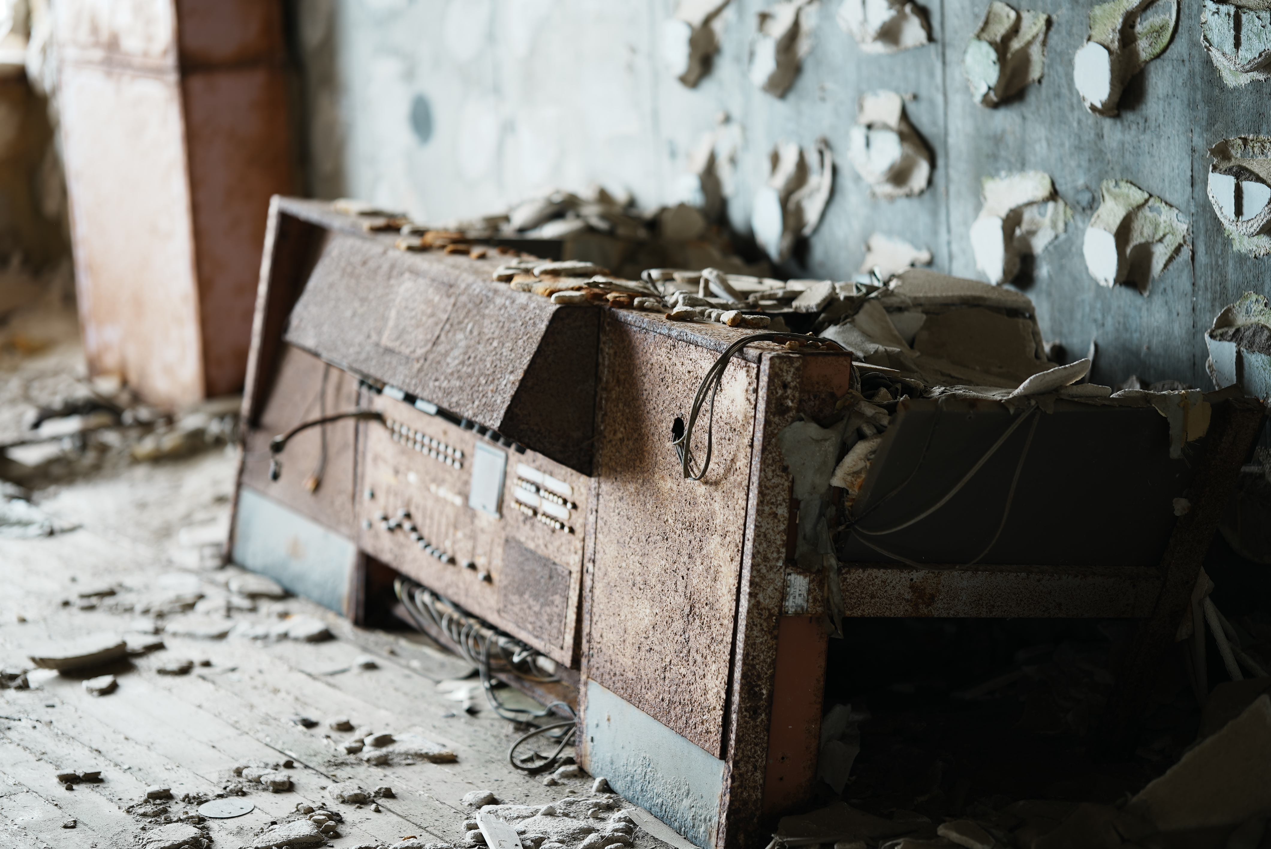 廃墟の中の壊れたテレビ