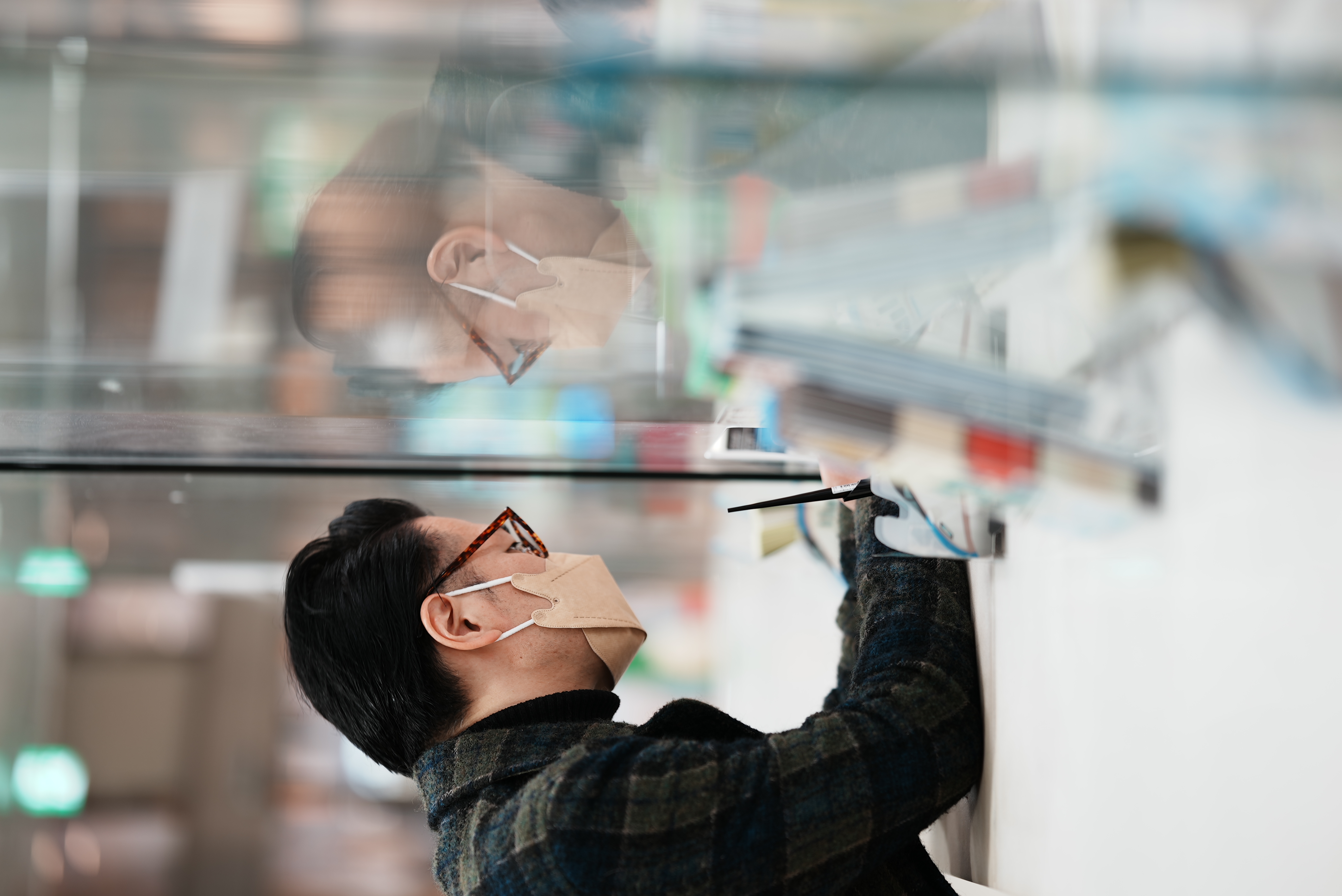 石井裕一 展示ケースを見つめる