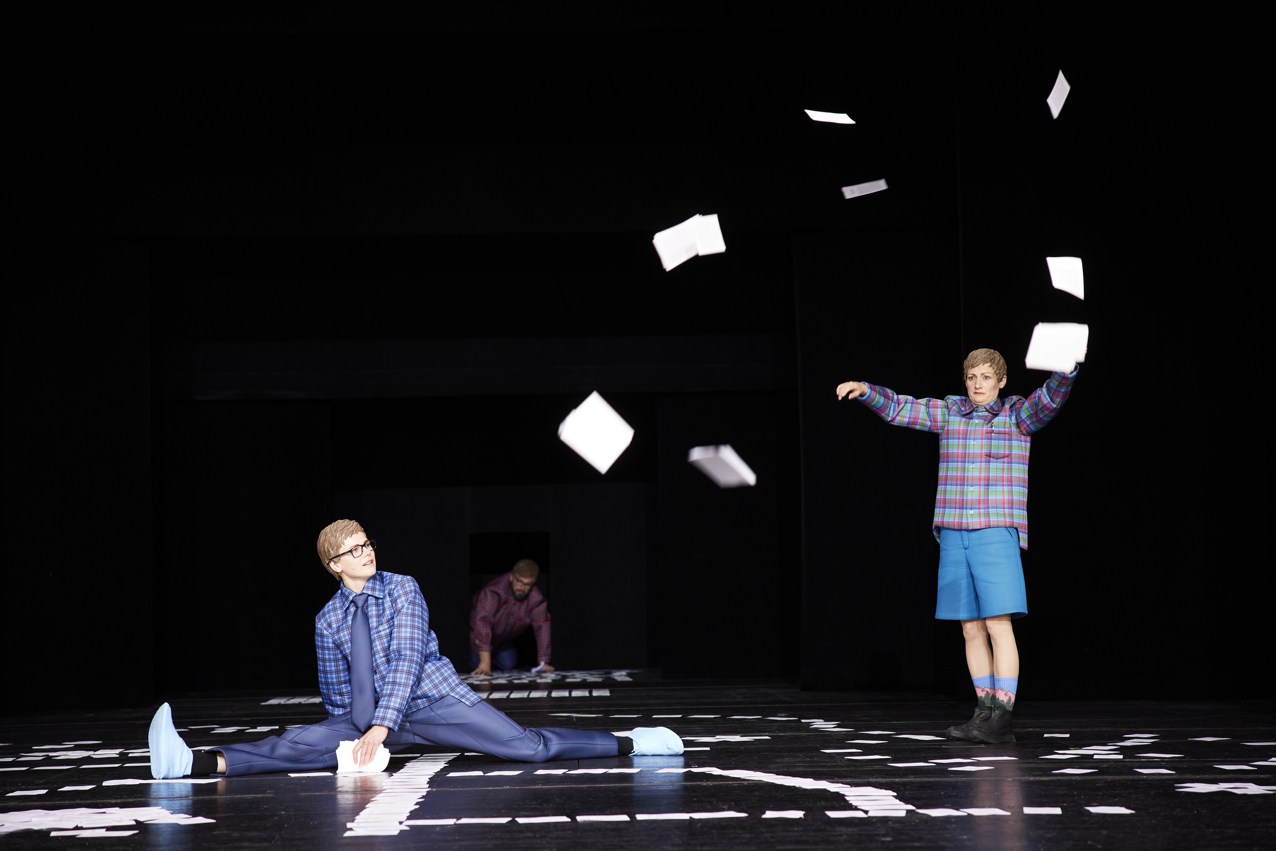 舞台写真 — 紙片が舞う芸術的ショット